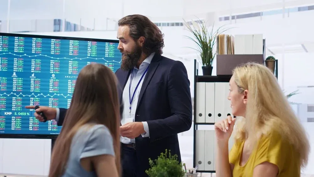 difference between service desk and help desk