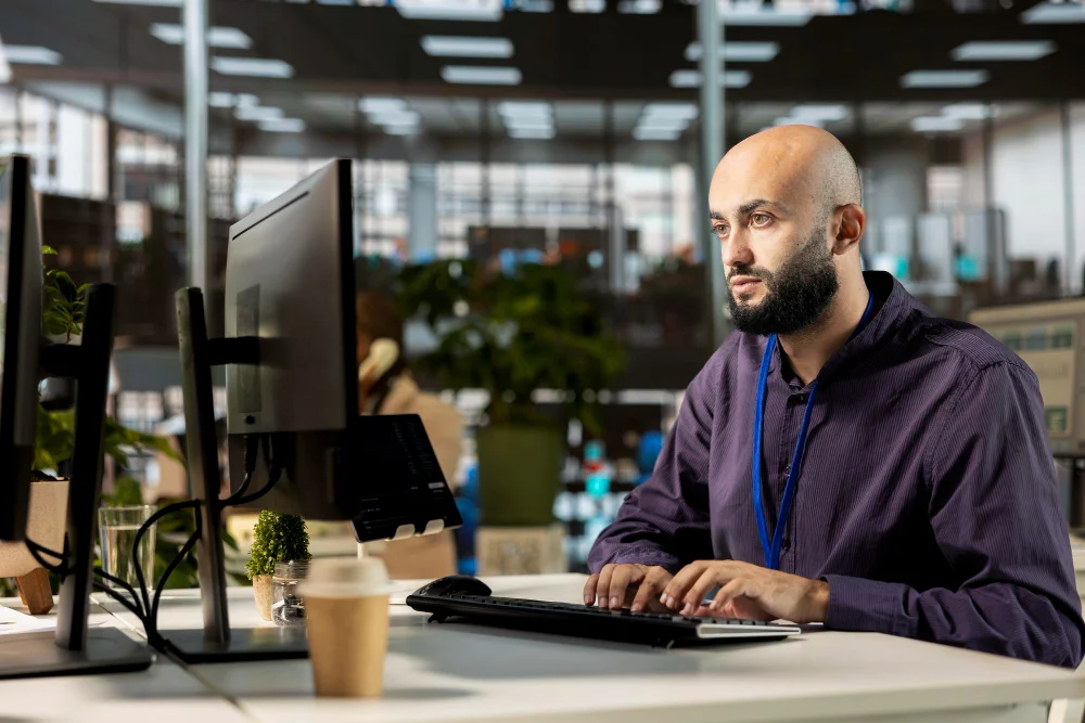 difference between service desk and help desk